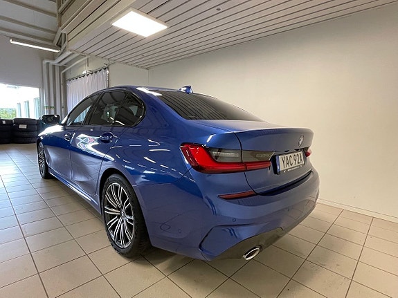 BMW 320d 3 of 5