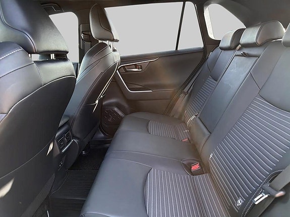 Toyota RAV4 8 of 11