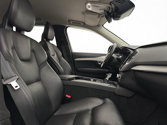 Volvo XC90 11 of 30