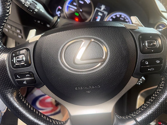 Lexus NX300h 12 of 14