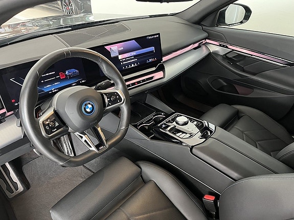 BMW i5 6 of 16