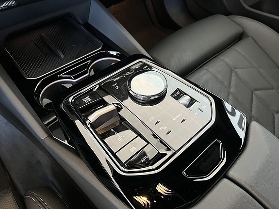 BMW i5 8 of 16