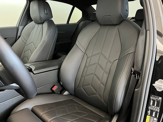 BMW i5 7 of 16