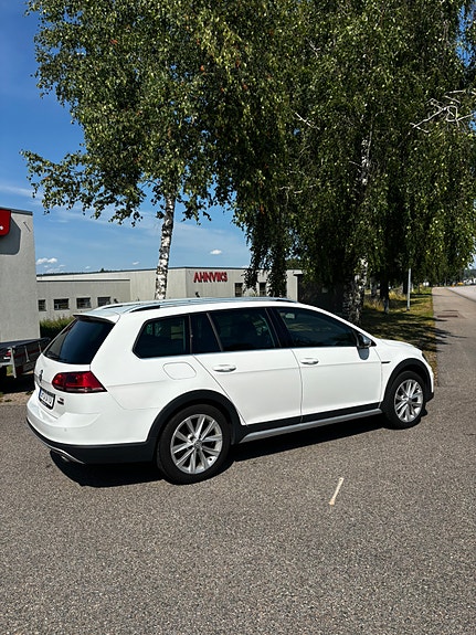 Volkswagen Golf Alltrack 3 of 16