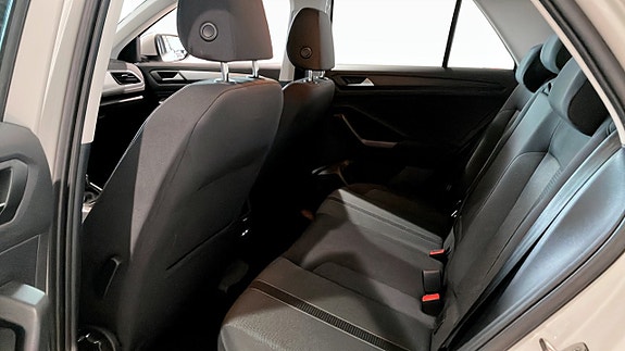 Volkswagen T-Roc 11 of 12