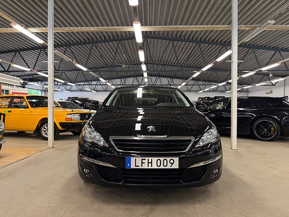 Peugeot 308 SW 2 of 9
