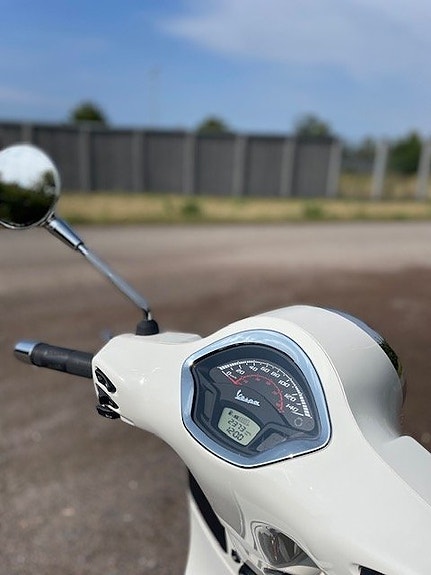 Vespa GTS 300 HPE 4 of 6