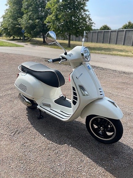 Vespa GTS 300 HPE 3 of 6