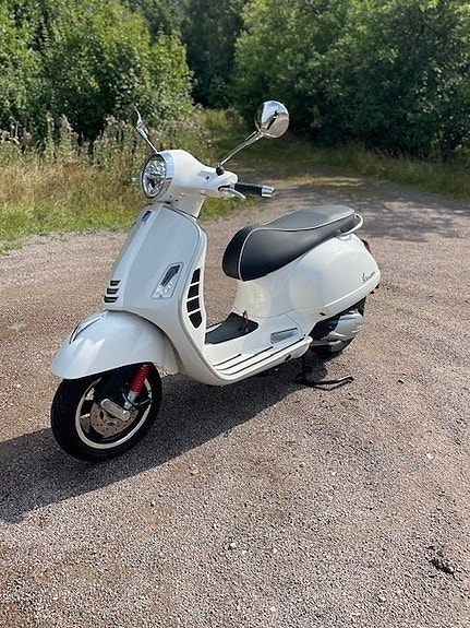 Vespa GTS 300 HPE 2 of 6