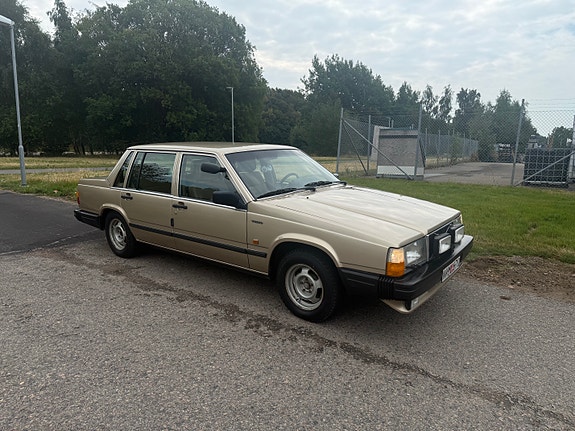 Volvo 740 2 of 11