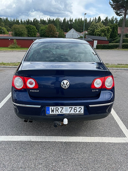 Volkswagen Passat 4 of 14