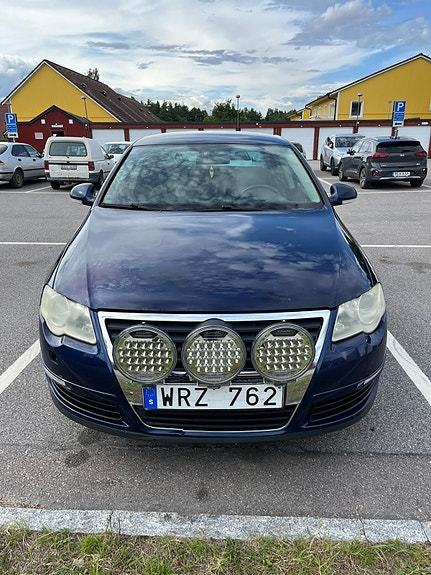 Volkswagen Passat 2 of 14