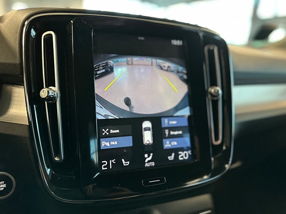 Volvo XC40 17 of 27