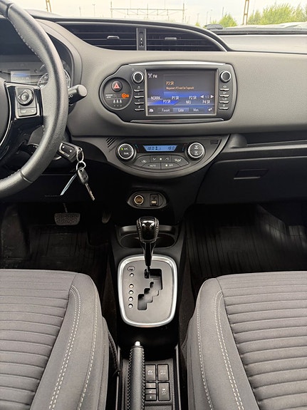Toyota Yaris 19 of 23