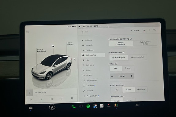 Tesla Model Y 23 of 25