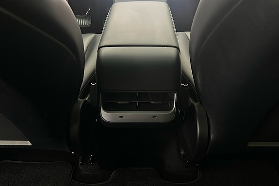 Tesla Model Y 22 of 25