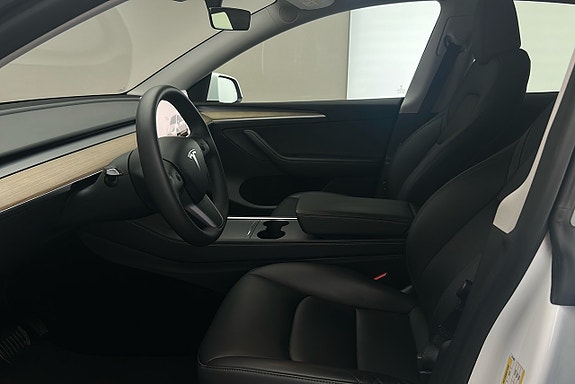 Tesla Model Y 9 of 25