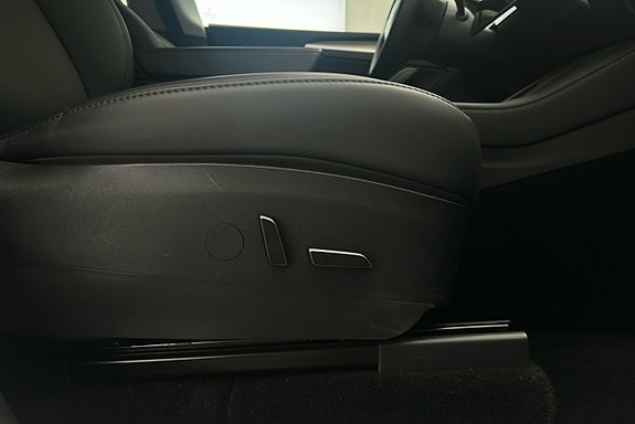 Tesla Model Y 16 of 25
