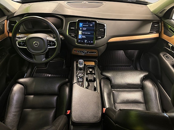 Volvo XC90 10 of 26