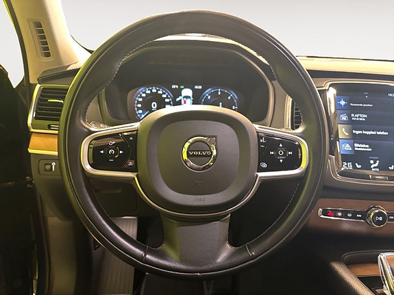 Volvo XC90 13 of 26