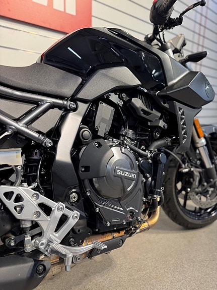 Suzuki GSX-8S 3 of 5