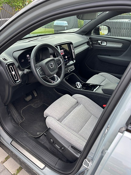 Volvo EX40 3 of 4