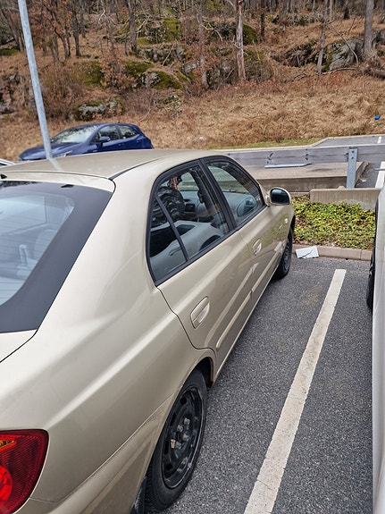Hyundai Accent 2 of 5