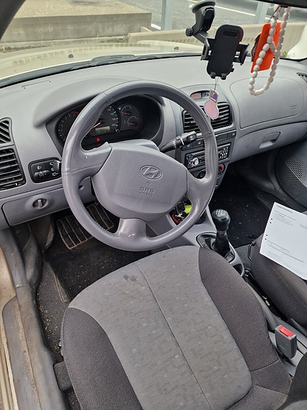 Hyundai Accent 4 of 5