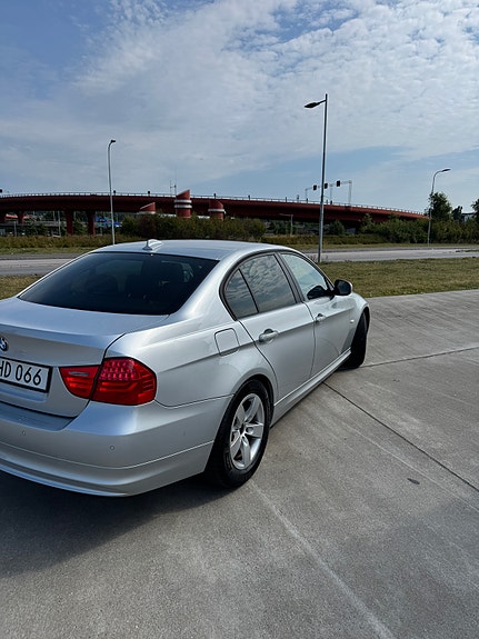 BMW 318d 4 of 12