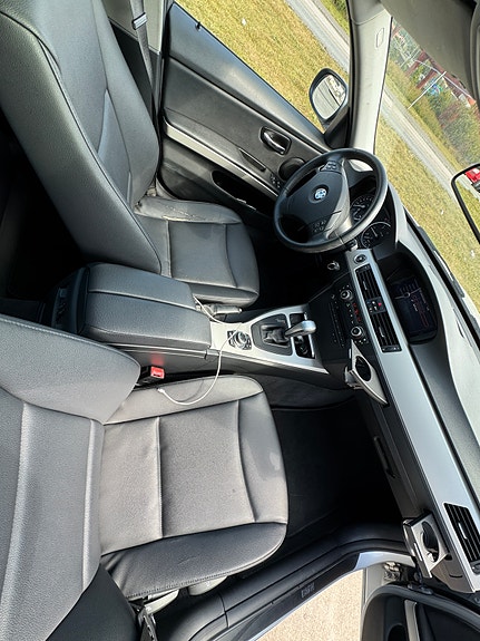 BMW 318d 2 of 12