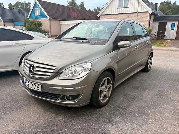 Mercedes-Benz B170 2 of 15