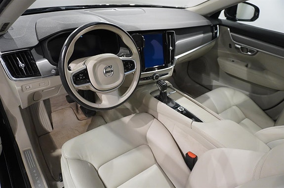 Volvo V90 2 of 17