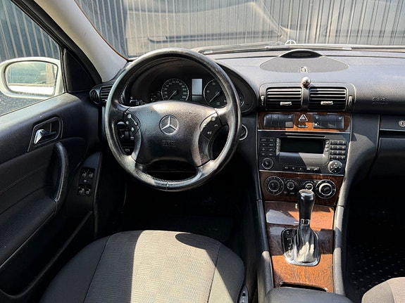 Mercedes-Benz C200 8 of 9