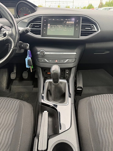 Peugeot 308 SW 21 of 24