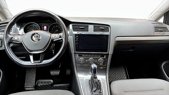 Volkswagen e-Golf VII 10 of 12