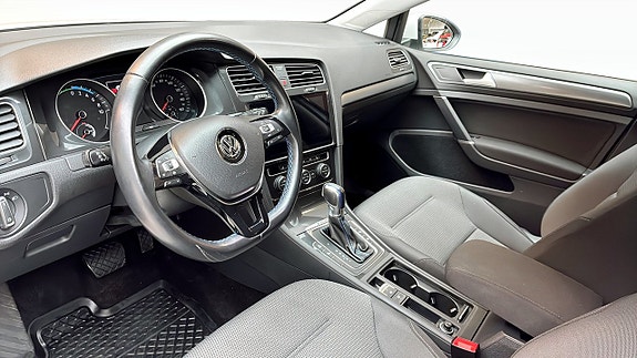 Volkswagen e-Golf VII 7 of 12