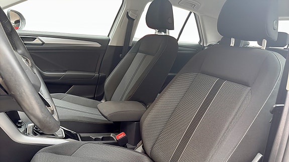 Volkswagen T-Roc 8 of 13