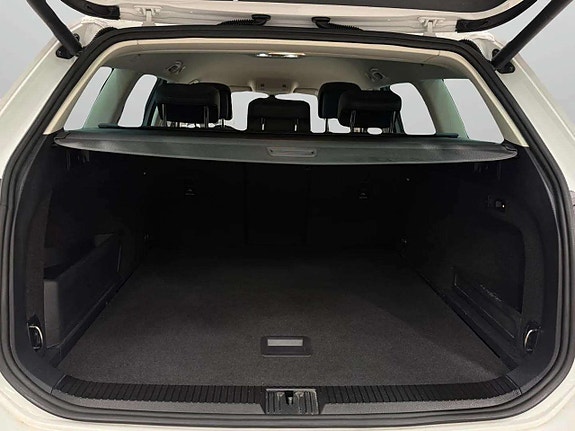 Volkswagen Passat Alltrack 17 of 27