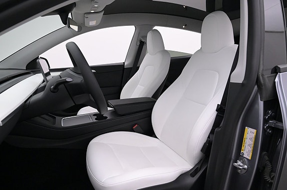 Tesla Model Y 9 of 27