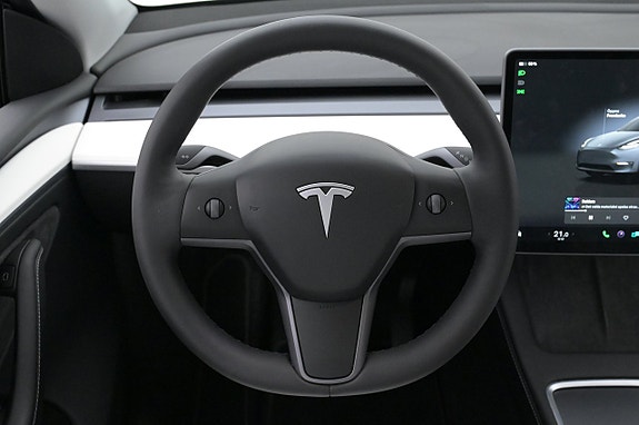 Tesla Model Y 7 of 27