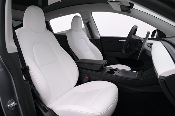 Tesla Model Y 12 of 27