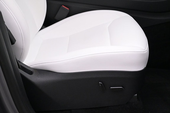 Tesla Model Y 13 of 27