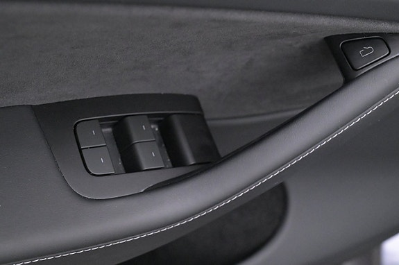 Tesla Model Y 10 of 27