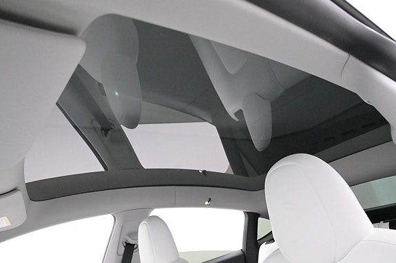 Tesla Model Y 25 of 27