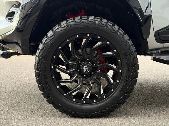 Toyota HiLux 23 of 25