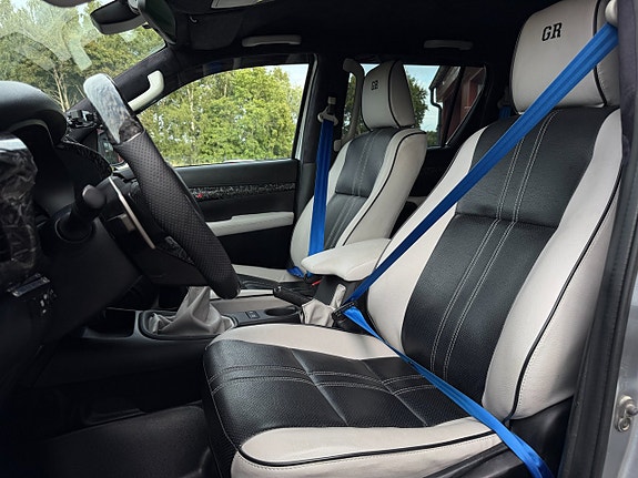 Toyota HiLux 16 of 25