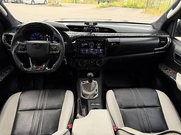 Toyota HiLux 2 of 25