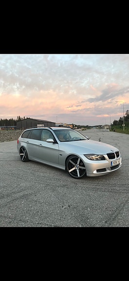 BMW 320d 4 of 5