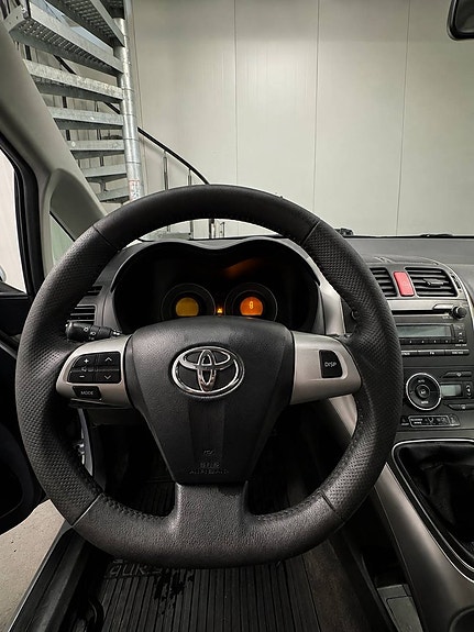 Toyota Auris 5 of 15
