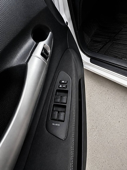 Toyota Auris 10 of 15